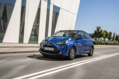 Toyota Espanya llança el Aygo x-clusiv,  que es distingeix pel seu exclusiu color de carrosseria i abundant equipament.