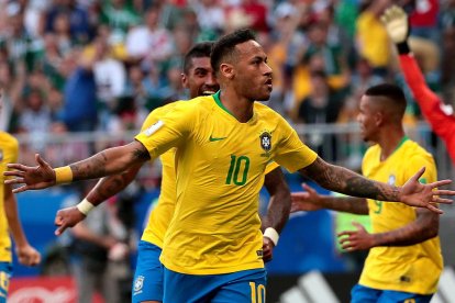 Neymar celebra su gol que inauguraba el marcador y encarrilaba el triunfo de Brasil sobre una selección mexicana que aguantó bien hasta el descanso.