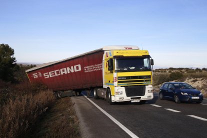 Imagen del camión accidentado ayer en la carretera N-240, en Les Borges Blanques.