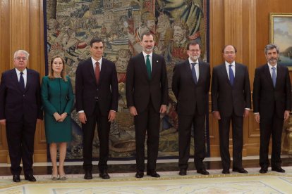 El presidente del Constitucional, Ana Pastor, Pedro Sánchez, el rey, Mariano Rajoy, Pío Escudero y el presidente del Tribunal Supremo. 