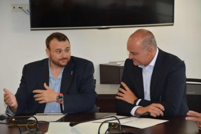 Gerard Sabarich y Andreu Subies durante la firma del acuerdo.