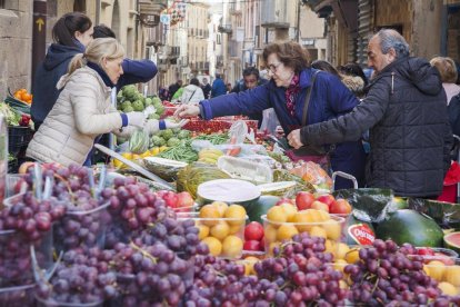 El mercat setmanal de Tàrrega, durant el festiu d’ahir.