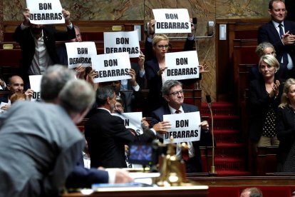 Diputats gals desitgen un “fins mai” a Valls a París, ahir.