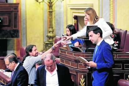 El líder de Podemos entrega su voto a la presidenta del Congreso.