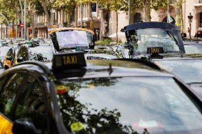 Los 1.500 taxis que ocupan la Gran Via cortan el tráfico en Paseo de Gracia