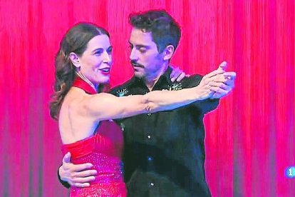 Raquel con Paco León, en su estreno.