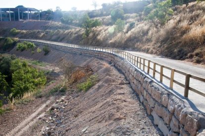 El mur de contenció i la barana de l’accés a Talavera.