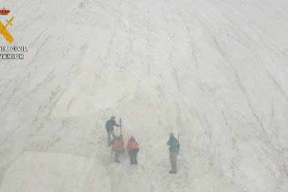 A la izquierda, rescate de dos excursionistas en el Aneto. A la derecha, actuación ayer en el Tuc de Molières, en Aran. 