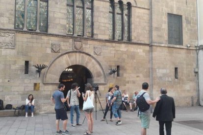 Medios de comunicación, ante el Palau de la Paeria.