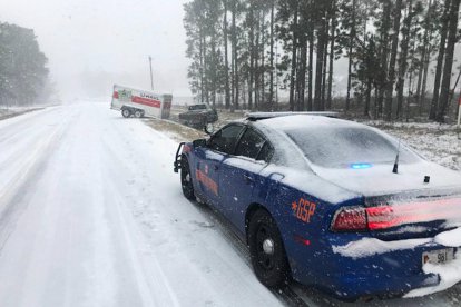 Un coche patrulla acude a un accidente en Montgomery.