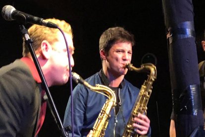 Carles Castells, de 15 años, junto a Dani Nel·lo en el Cafè del Teatre.