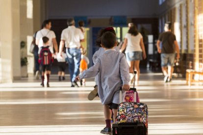 Imatge d'un alumne pels passadissos d'una escola.