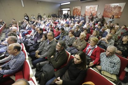 La sala se quedó pequeña para todas las personas que quisieron participar en el acto institucional.