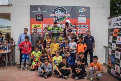 En la imagen, el podio y los participantes en la categoría de MX65.