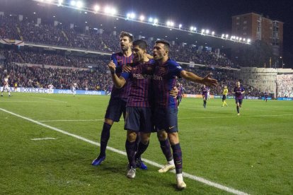 Luis Suárez firmó un doblete ayer en Vallecas y el Barça sumó 3 puntos.