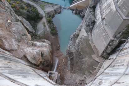 Imagen tomada desde la cota de coronación de las rocas caídas en la base de la presa.