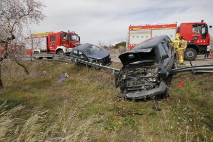 Vista de l’estat en què van quedar els dos vehicles implicats ahir en la col·lisió a la carretera C-12 a Llardecans, al Segrià.