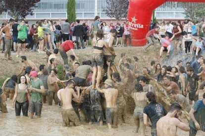 Els joves a la piscina de fang, una de les activitats més participatives de la jornada.