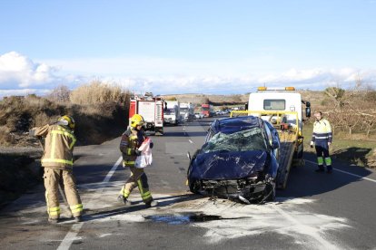 Bombers limpiaron la calzada después del accidente ayer en la C-12.