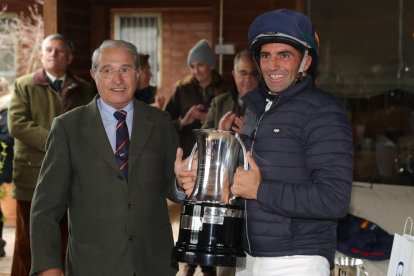 El jinete de Os de Balaguer, recibiendo el trofeo de campeón.