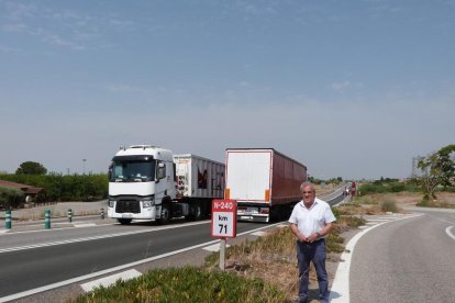 El alcalde de Les Borges Blanques, Enric Mir, en un tramo de la N-240.