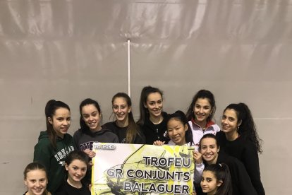 El trofeu es va presentar ahir amb la presència de diverses gimnastes del club balaguerí.