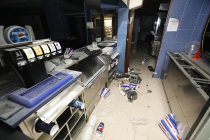 Un agente de la Guardia Urbana, el lunes por la noche inspeccionando las instalaciones.