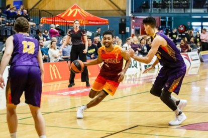 Obi Kyei, nou fitxatge del Força Lleida, porta la pilota durant un partit amb els Thunder.