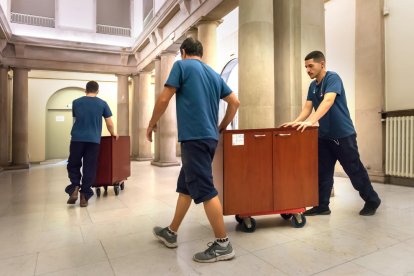 Operarios durante el ‘vaciado’ de la Audiencia el pasado agosto.