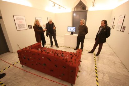 Inauguració ahir de l’exposició ‘FracassArt’ a la sala de la delegació de Cultura de Lleida.