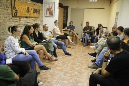 Un instante de la reunión de Marea Groga y miembros de varias Ampas ayer en La Baula.