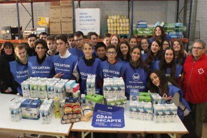 Alguns dels estudiants que ahir van participar en el recompte al Magatzem d’Aliments Solidaris.