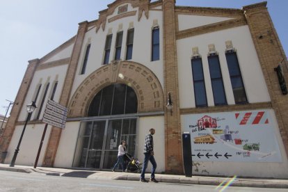 La façana del Mercat del Pla al carrer Sant Martí.