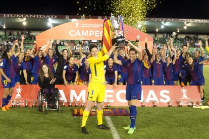 Momento en el que las jugadoras del Barcelona levantan la Copa de la Reina, con Rubiales a la izquierda.