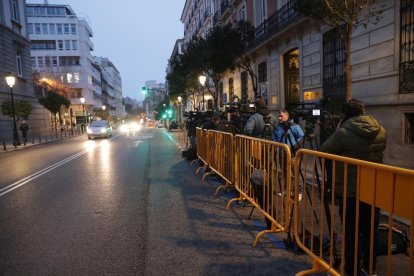 Nombrosos mitjans esperen des de primera hora del matí a l'exterior del Tribunal Suprem.