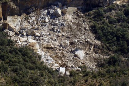 Imatge del despreniment de roques sobre l’LV-9124 a Castell de Mur.