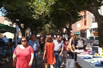 El passeig de l’Estació de Balaguer va tornar a acollir el Mercat de Rebaixes d’estiu.