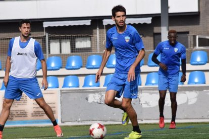 Entrenamientos en césped artificial - Los entrenamientos de esta semana se han centrado en la adaptación de los futbolistas al césped artificial, superficie sobre la que juega el Badalona en su estadio. El Lleida Esportiu ha utilizado las instal ...