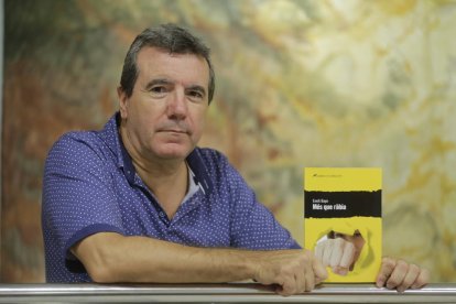 El escritor leridano Emili Bayo con su nueva novela, ‘Més que ràbia’, que salió ayer al mercado.