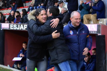 Raúl Garrido saluda Gerard Albadalejo en el partit de la primera volta a Olot.