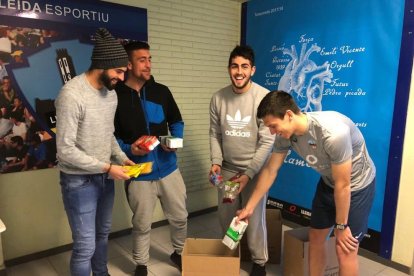 Jugadores del Lleida, haciendo sus aportaciones para el Banc d’Aliments.