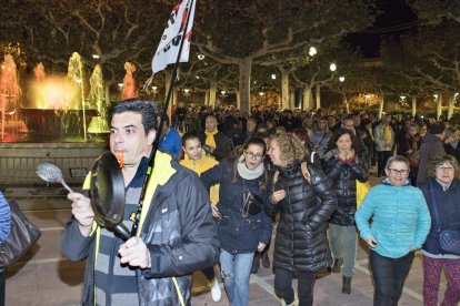 Participantes en la cacerolada de ayer en Tàrrega contra las peticiones de cárcel para los líderes independentistas.