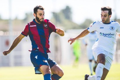 Albert Dalmau, a la izquierda, en un partido durante su etapa en el Levante.