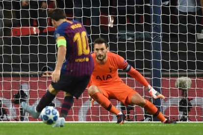 Leo Messi festeja la importante victoria lograda ayer en Wembley.