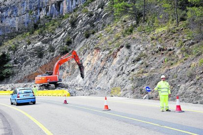 Una màquina treballant a la boca nord del futur túnel de Tres Ponts.