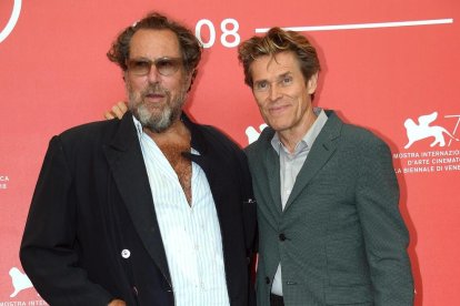 El director Julian Schnabel, informal, junto a Dafoe ayer en Venecia.