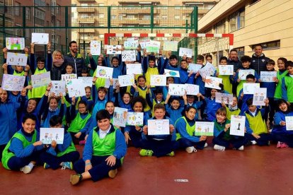 Nens del col·legi Mirasan mostren els dibuixos per al projecte ‘Escola de Valors’.