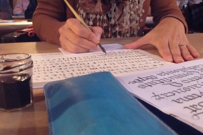 Curso en el Arxiu Comarcal para aprender caligrafía gótica e itálica.