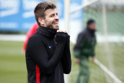 Gerard Piqué somriu durant l’entrenament d’ahir de la plantilla del FC Barcelona.