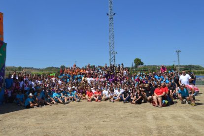 Fotografía de familia de buena parte de los participantes en esta jornada gastronómica y festiva.